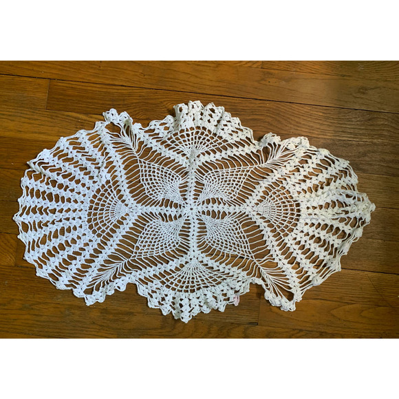 Heirloom Hand Crochet Table Runner Doily Centerpiece 24\
